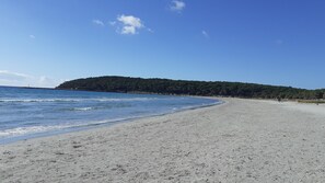 Ligstoelen aan het strand