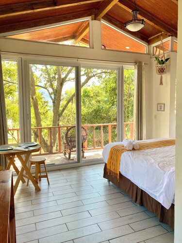 Beautiful Lakefront Treehouse