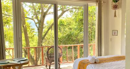 Beautiful Lakefront Treehouse