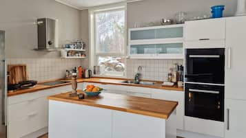Kühlschrank, Geschirrspüler, Wasserkocher mit Kaffee-/Teezubehör