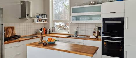 Réfrigérateur, lave-vaisselle, cafetière/bouilloire