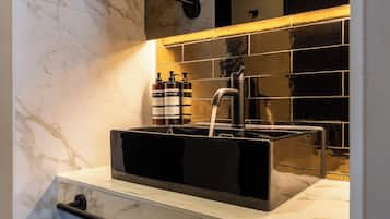 Comfort Single Room | Bathroom | Free toiletries, hair dryer, towels, soap