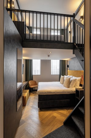 Comfort Quadruple Room | Egyptian cotton sheets, premium bedding, minibar, in-room safe - Monument Hotel (Zaandam)