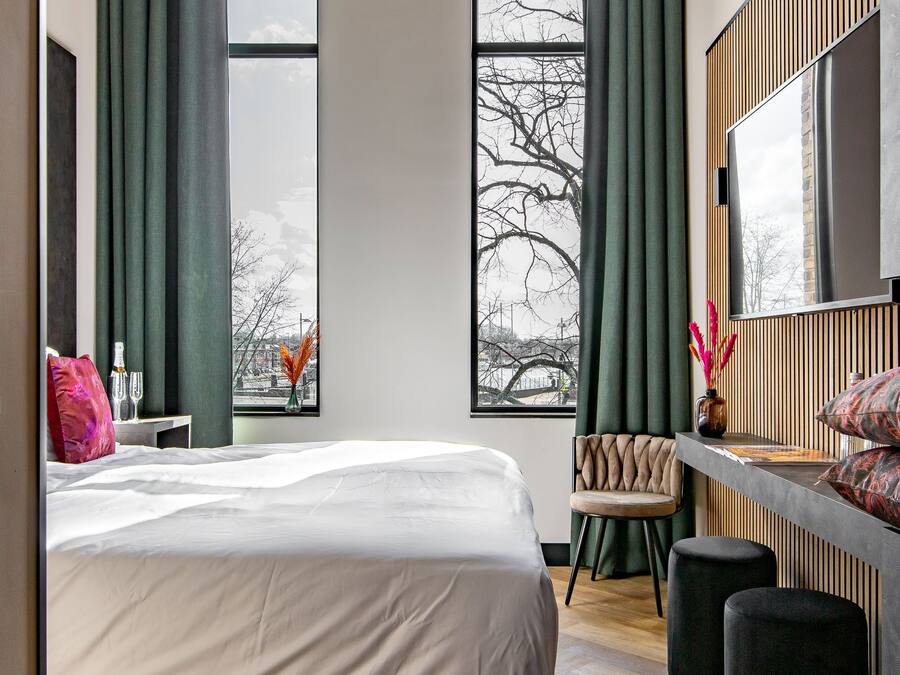 Comfort Room | Egyptian cotton sheets, premium bedding, minibar, in-room safe