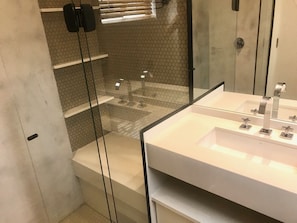Hårføner og håndklær
