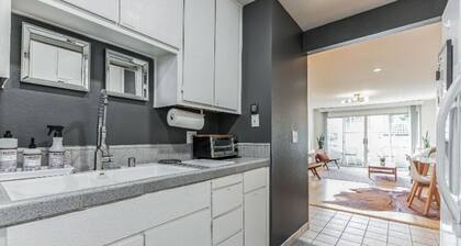 Capitol quarters! 2 bedroom condo, walking distance to everything!