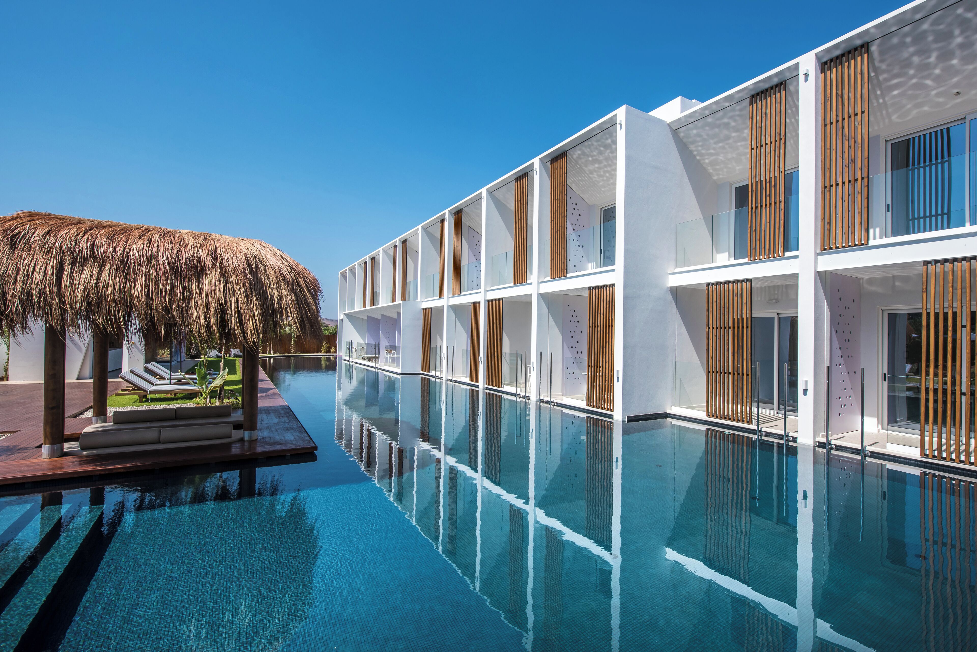 Piscina | Una piscina cubierta, una piscina al aire libre