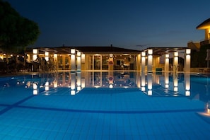 A poolside area with a covered seating area and a clear view of the pool. - Aelius Hotel and Spa By Lavris Group (Hersonissos)