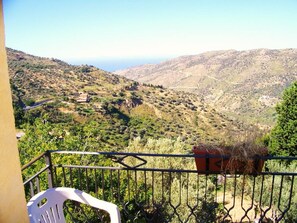 A balcony with a view of a mountainous landscape. - Agriturismo L'uliveto (Reitano)