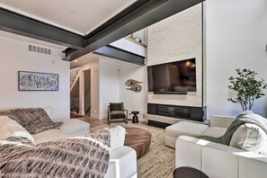 Télévision, cheminée, chaîne hi-fi, écrans d'ordinateur