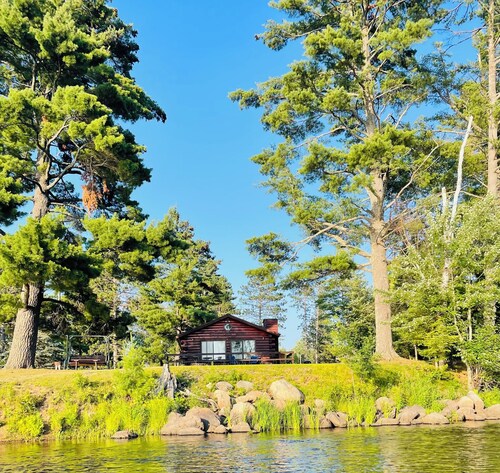 EAGLE LODGE - River Retreat - amazing views of the East Fork of the Chippewa Rvr