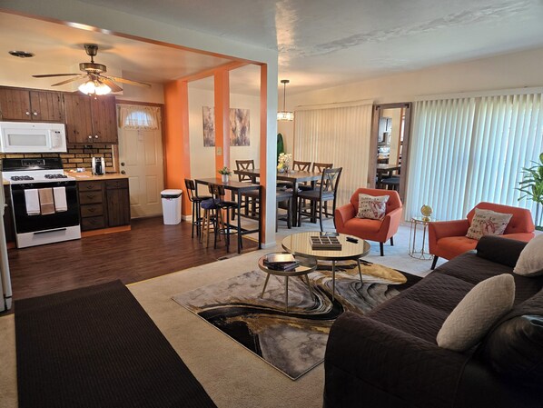 Smart TV, books, printers - Monthly Specials! Cozy Home away from Home (Dolton)