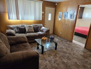 Smart TV, books, printers - Monthly Specials! Cozy Home away from Home (Dolton)