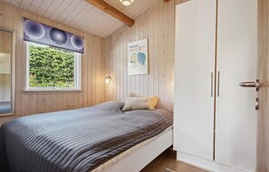 2 bedrooms, travel crib, free WiFi