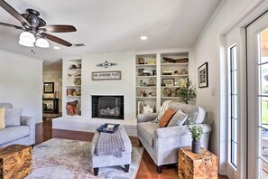 TV, fireplace, DVD player, books - Sunny Florida Abode - Patio, Pool, & Fire Pit (Marianna)