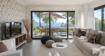 Pool, garden and sea view - Villa Hibiscus