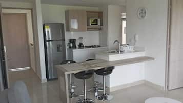 Geladeira, micro-ondas, cooktop, cafeteira/chaleira