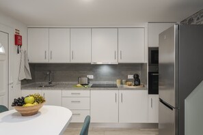 Réfrigérateur, four à micro-ondes, un four, surface de cuisson