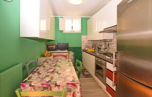 Refrigerador, microondas, parrilla de estufa y lavavajillas 