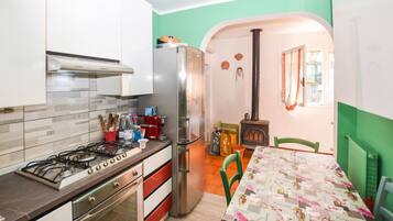 Frigorifero, piano cottura, lavastoviglie, macchina per tè/caffè