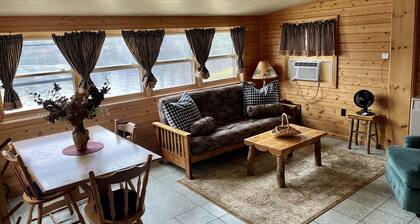 EAGLE LODGE - Cozy Cabin Overlooking the Beautiful E. Fork of the Chippewa River