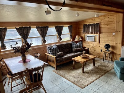 EAGLE LODGE - Cozy Cabin Overlooking the Beautiful E. Fork of the Chippewa River