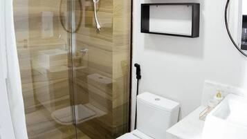 Lejlighed | Badeværelse | Bruser, håndklæder, Sæbe