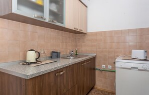 Fridge, oven, stovetop, coffee/tea maker