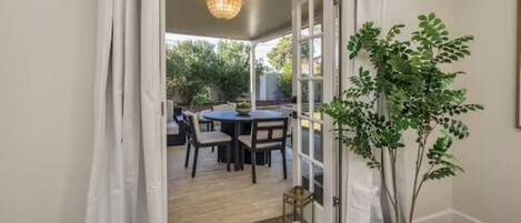 تناول الطعام بالخارج