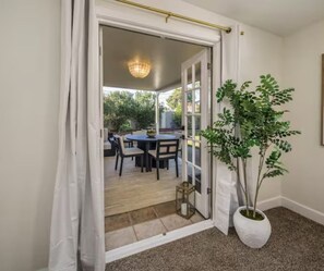 Outdoor dining - Biltmore 3 bedroom 2 bath super comfy property Great Location ! (Phoenix)