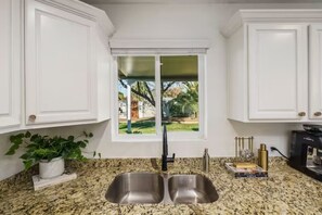 Interior - Biltmore 3 bedroom 2 bath super comfy property Great Location ! (Phoenix)