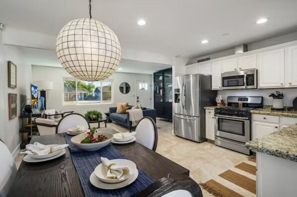 Interior - Biltmore 3 bedroom 2 bath super comfy property Great Location ! (Phoenix)