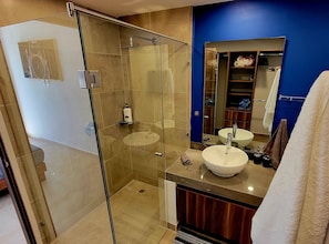 Haartrockner, Handtücher, Seife, Shampoo
