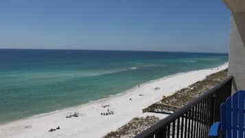 Sulla spiaggia, lettini da mare, teli da spiaggia
