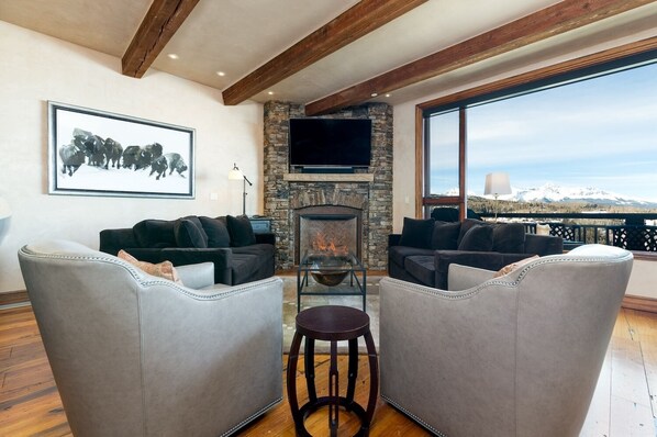 TV, fireplace