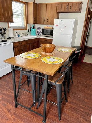 JÀÀkaappi, mikroaaltouuni, uuni, liesi