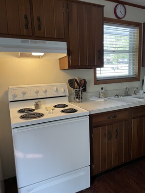 JÀÀkaappi, mikroaaltouuni, uuni, liesi