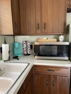 Réfrigérateur, four à micro-ondes, un four, surface de cuisson