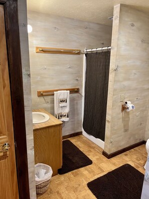 Douche, serviettes fournies, savon, papier toilette