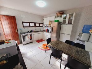 Fridge, microwave, oven, toaster - Miramar Casa 501 Bessa (João Pessoa)