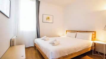 3 slaapkamers, een strijkplank/strijkijzer, internet, beddengoed