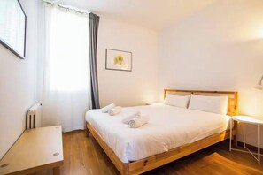 3 habitaciones, tabla de planchar con plancha, internet y ropa de cama 