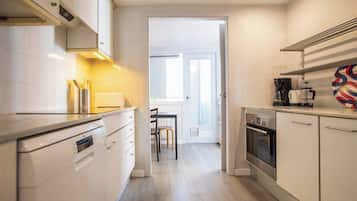 Een koffiezetapparaat/waterkoker, een koelkast, een magnetron, een oven