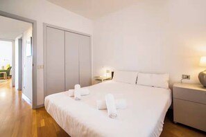 3 habitaciones, tabla de planchar con plancha, internet y ropa de cama 