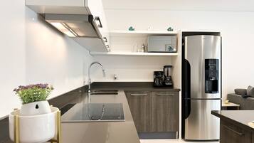 Frigorífico, microondas, horno y placa de cocina