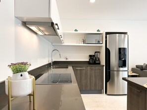 Refrigerador, microondas, horno, placa de cocina