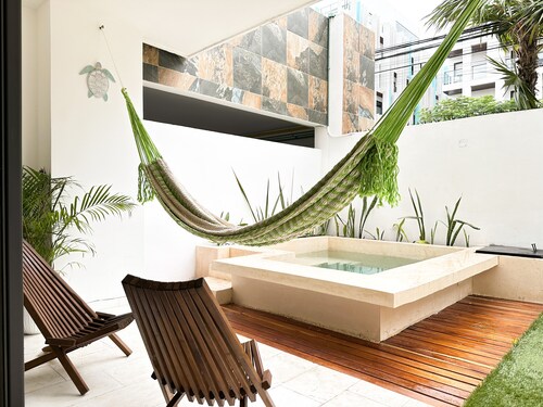 Lovely condo w/private pool, 3 min from the beach!