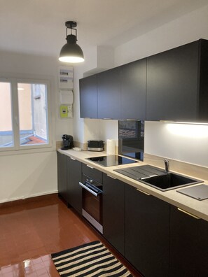 Réfrigérateur, micro-ondes, four, plaque de cuisson