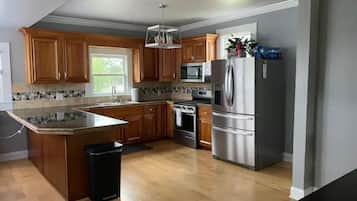 Kjøleskap, mikrobølgeovn, ovn og kokeplater