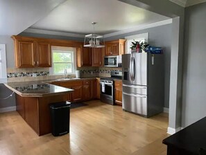 Geladeira, micro-ondas, fogão, cooktop